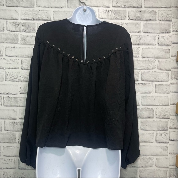 Paper Crane Flowing Semi Sheer Grommets Crop Top NWT Medium - Picture 2 of 9